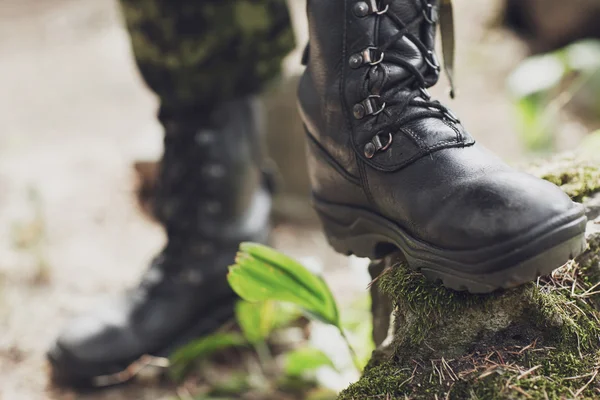 Close up van soldaat voeten met leger laarzen in bos — Stockfoto