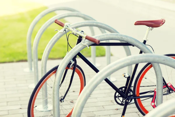 Primer plano de la bicicleta de engranaje fijo en el aparcamiento de la calle — Foto de Stock