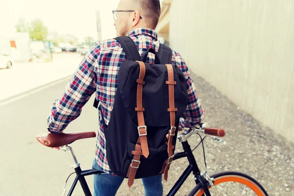 Homem hipster com bicicleta de engrenagem fixa e mochila — Fotografia de Stock