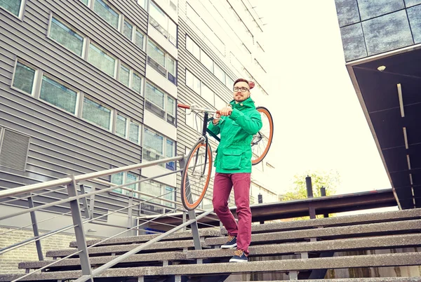 Junger Hipster trägt Fahrrad mit festem Gang in der Stadt — Stockfoto