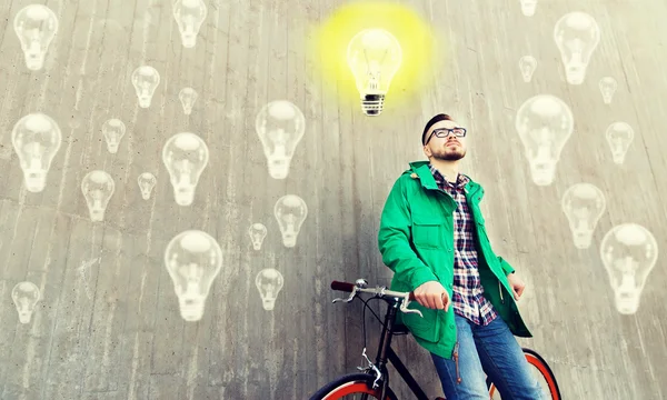 Χαρούμενος νεαρός hipster άνθρωπος με ποδήλατο στάσιμου — Φωτογραφία Αρχείου