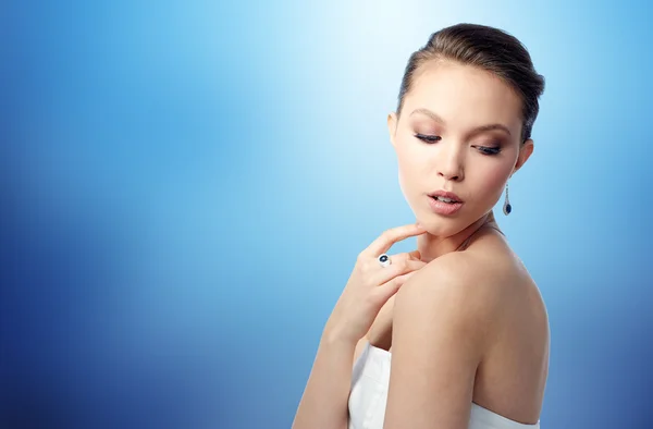 Beautiful woman with earring, ring and pendant — Stock Photo, Image