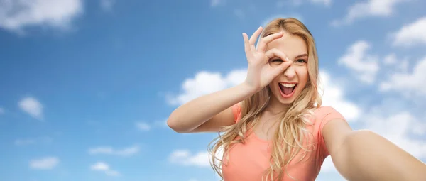 Happy smiling young woman taking selfie — Stock Photo, Image