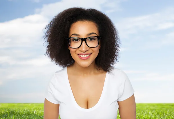 Gelukkig Afrikaanse vrouw of student meisje in brillen — Stockfoto