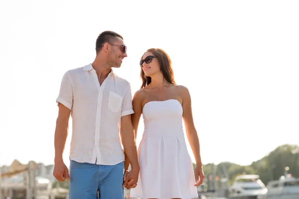 Pareja sonriente en la ciudad —  Fotos de Stock