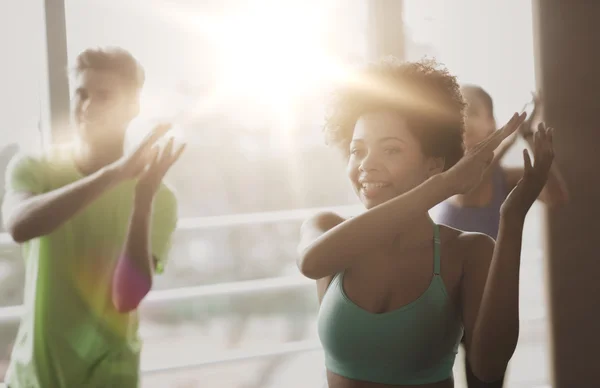 Группа улыбающихся людей, танцующих в спортзале или студии — стоковое фото