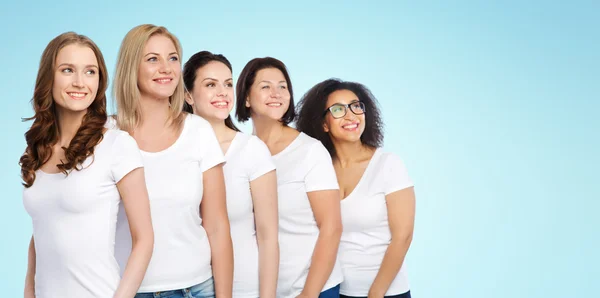 Skupina šťastných různých žen v bílých tričkách — Stock fotografie