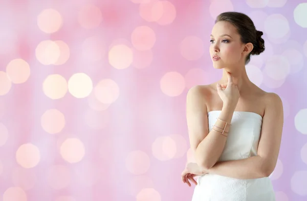 Mooie Aziatische vrouw met gouden armband — Stockfoto