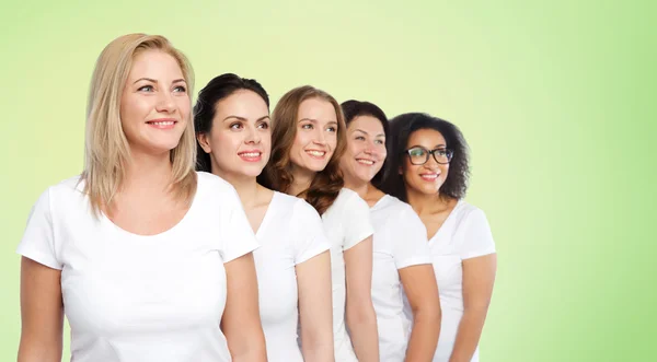Ομάδα ευτυχισμένη διαφορετικές γυναίκες σε λευκό t-shirts — Φωτογραφία Αρχείου