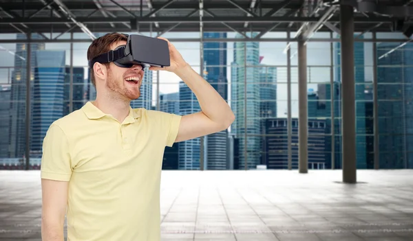 Щасливий чоловік у гарнітурі віртуальної реальності або 3d окулярах — стокове фото