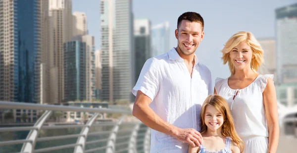 Família feliz sobre Dubai cidade rua fundo — Fotografia de Stock