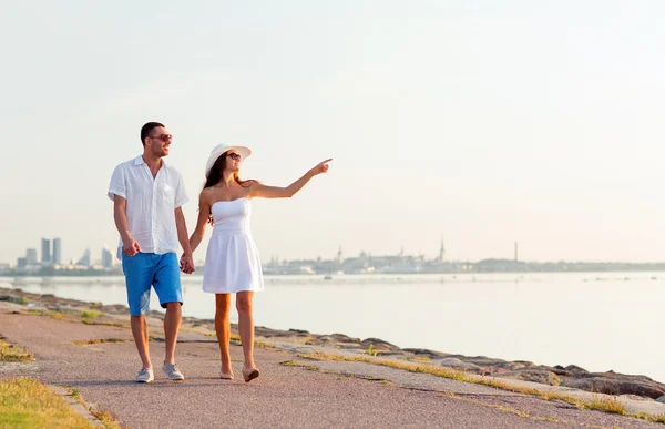 Sorrindo casal andando ao ar livre — Fotografia de Stock