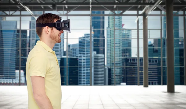 Gelukkig man in virtuele werkelijkheid hoofdtelefoon of 3D-bril — Stockfoto