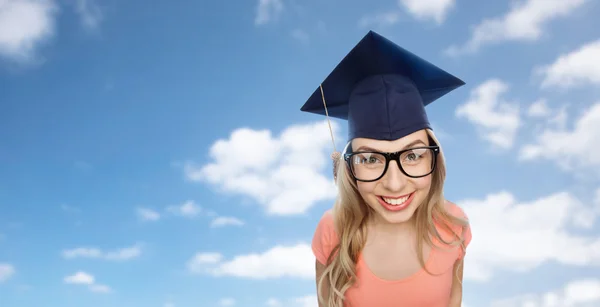 Sonriente joven estudiante mujer en mortarina —  Fotos de Stock