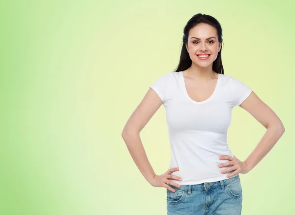 Feliz joven mujer o adolescente chica en camiseta blanca —  Fotos de Stock