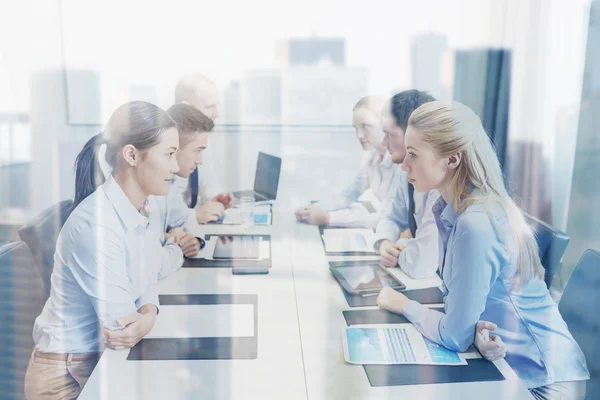 Lächelnde Geschäftsleute, die Konflikte im Amt haben — Stockfoto