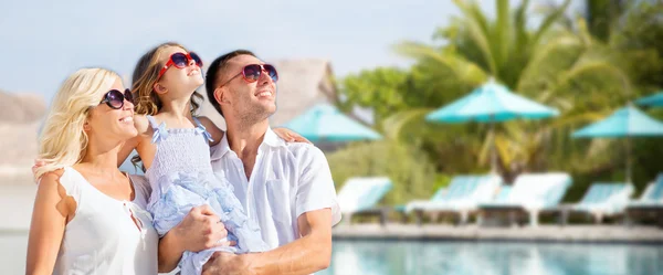Ευτυχισμένη οικογένεια πάνω από την πισίνα του ξενοδοχείου resort — Φωτογραφία Αρχείου