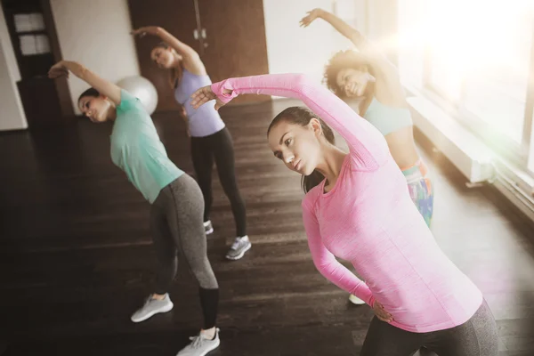 Grupa kobiet szczęśliwy, poćwiczyć w siłowni — Zdjęcie stockowe