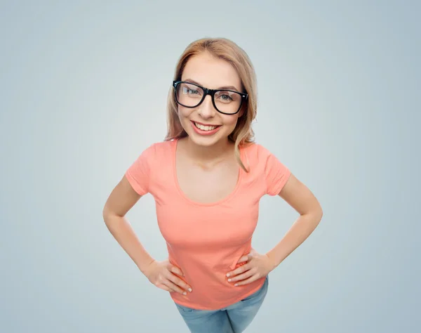 Glückliche junge Frau oder Teenager-Mädchen mit Brille — Stockfoto
