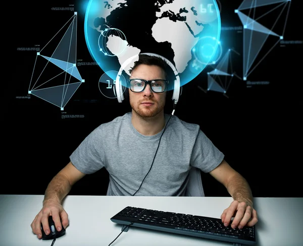 Man in headset with computer over earth projection — Stok Foto