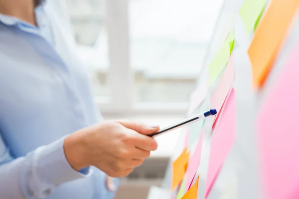 Nahaufnahme der Hand, die auf Aufkleber auf Flipchart zeigt — Stockfoto