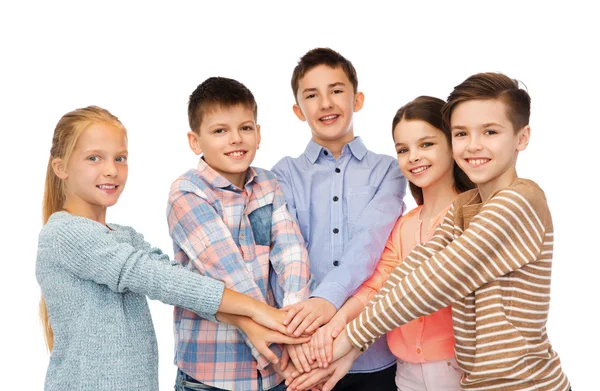 Glada barn med händerna på toppen — Stockfoto