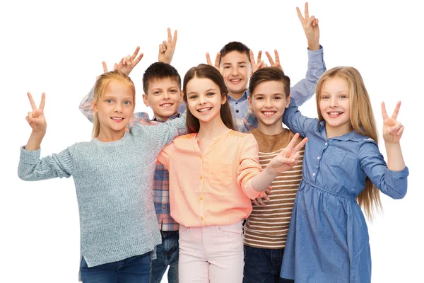 Glückliche Kinder zeigen Friedenshandzeichen — Stockfoto