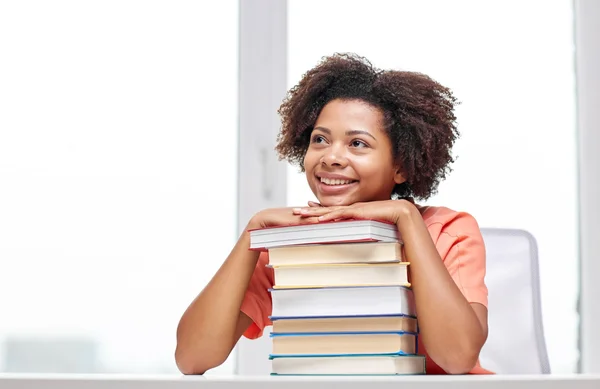 Chica estudiante africana feliz con libros en casa — Foto de Stock