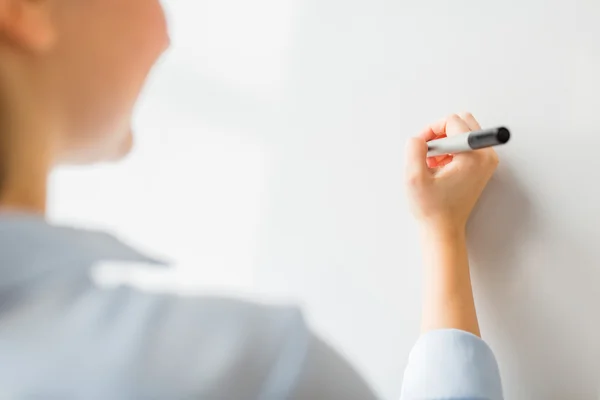 Närbild på kvinna skriva något på Whiteboard — Stockfoto