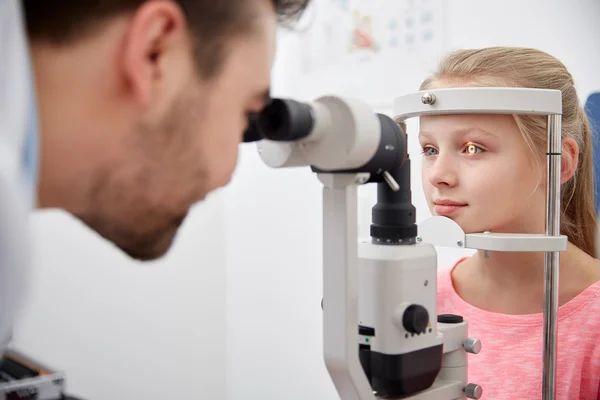 Оптик з тонометром і пацієнткою в клініці окулярів — стокове фото