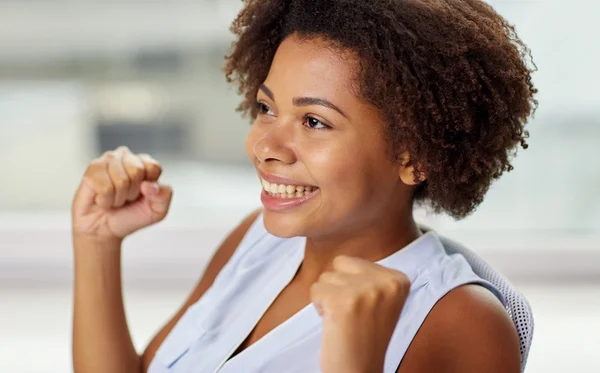 Mujer joven africana feliz con los puños levantados —  Fotos de Stock