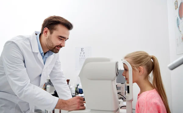 Opticien met tonometer en patiënt bij kliniek van het oog — Stockfoto