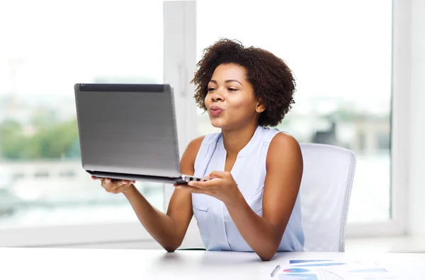 ラップトップ コンピューターにキスを送信するアフリカの女性 — ストック写真