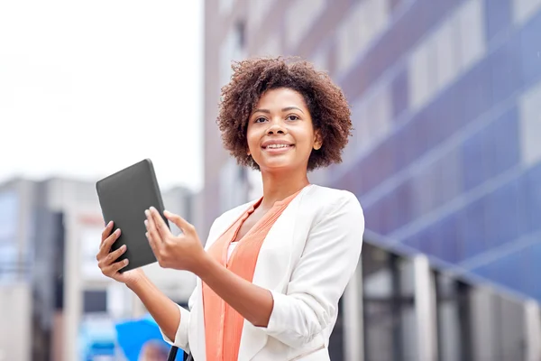 Happy african businesswoman with tablet pc in city — Stock Photo, Image