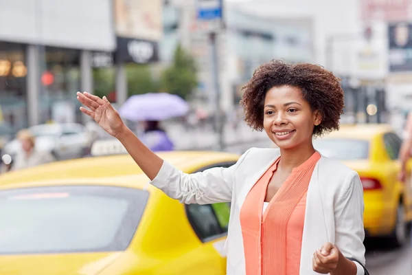 Felice donna africana cattura taxi — Foto Stock