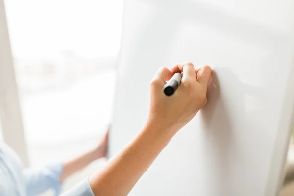 Nahaufnahme von Hand, die etwas auf Flipchart schreibt — Stockfoto