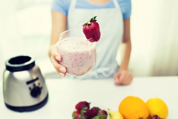 Close up of woman holding glass with fruit shake — Stock Photo, Image