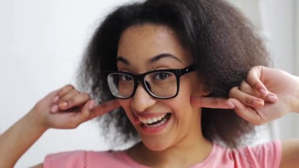 Mutlu afrikalı kadın eğlenmek ve yüzler yapma — Stok video