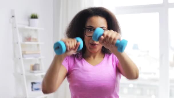 Mujer africana haciendo ejercicio con pesas en casa — Vídeos de Stock