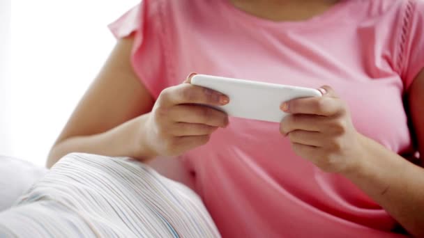 Mujer africana jugando juego en el teléfono inteligente en casa — Vídeos de Stock