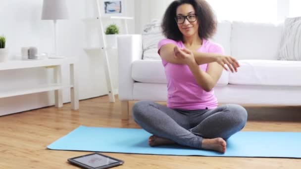 Szczęśliwa kobieta ćwiczenia na macie w domu — Wideo stockowe