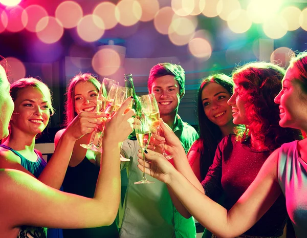 Lächelnde Freunde mit Weingläsern und Bier im Club — Stockfoto