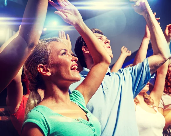 Smiling friends at concert in club — Stock Photo, Image