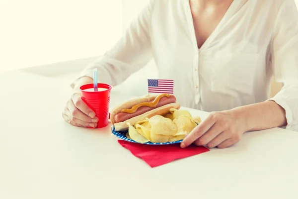 Frau feiert amerikanischen Unabhängigkeitstag — Stockfoto