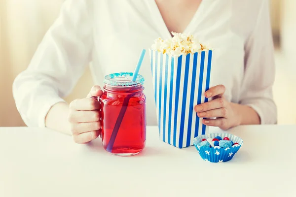 Žena s popcorn a nápoje ve skleněných mason jar — Stock fotografie