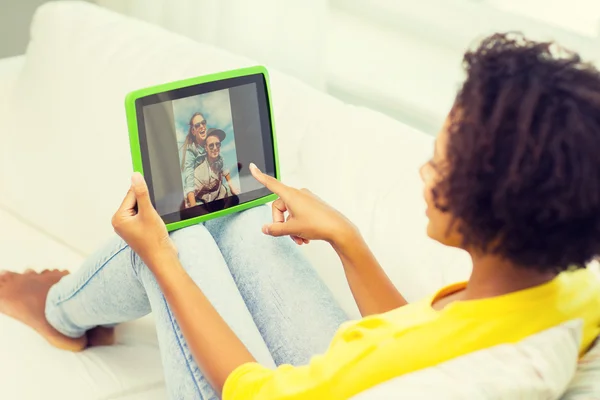 Happy african american woman with tablet pc — Stock Photo, Image