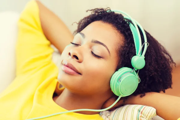 Glückliche Frau mit Kopfhörern, die Musik hört — Stockfoto