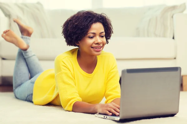 Gelukkig african american vrouw met laptop thuis — Stockfoto