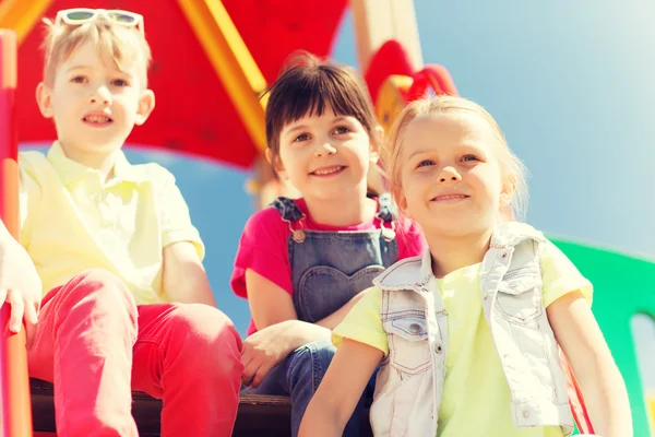 Grupo de niños felices en el parque infantil —  Fotos de Stock