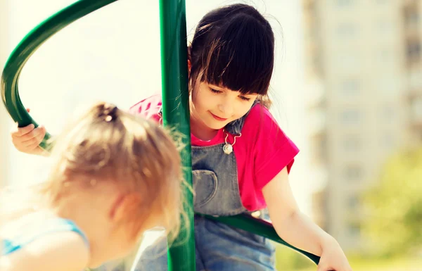 Gruppe fröhlicher kleiner Mädchen auf Kinderspielplatz — Stockfoto